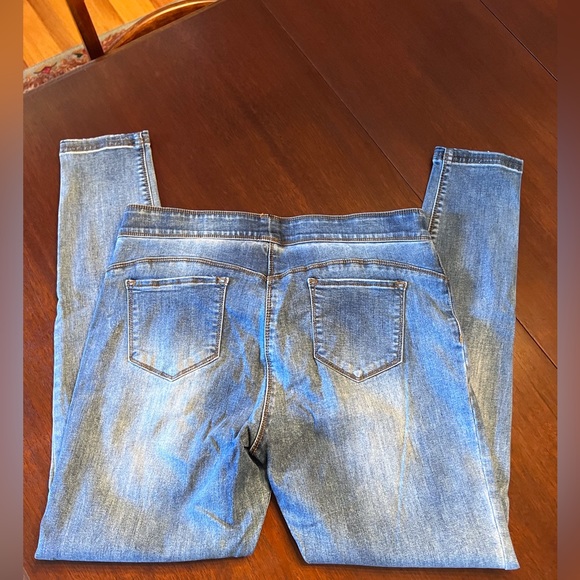 2/$30 Coco and Carmen Distressed Jeans - Picture 3 of 4